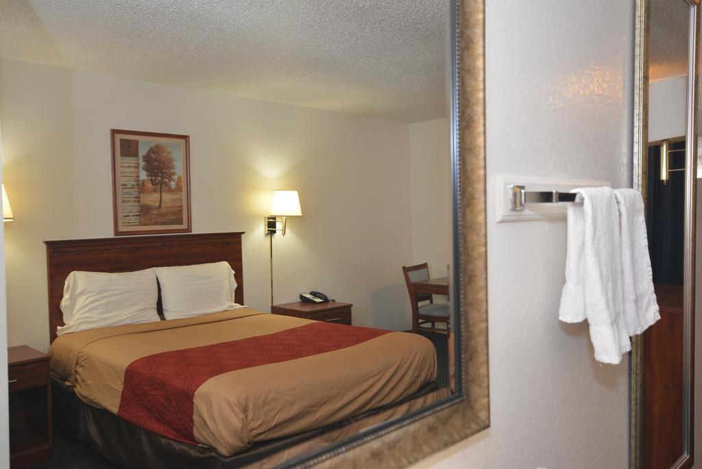 Econo Inn And Suites Oklahoma City Room photo