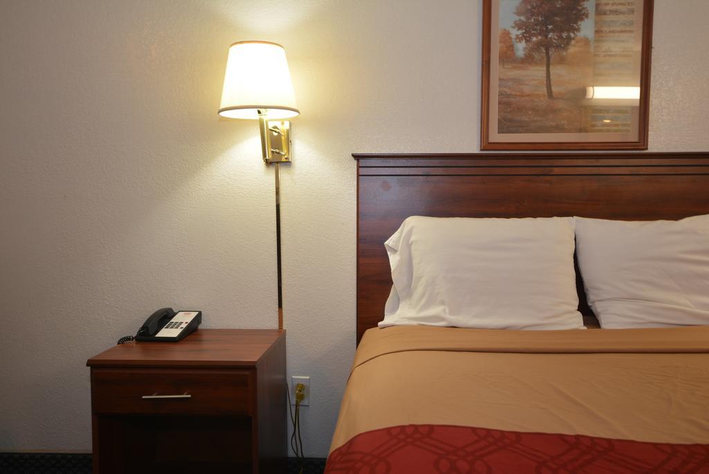 Econo Inn And Suites Oklahoma City Room photo